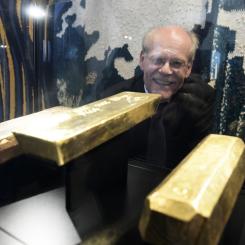 Janerik Henriksson/TT: Riksbanken och dess tidigare chef Stefan Ingves visade för första gången upp guldtackor från guldreserven med anledning av sitt 350-årsjubileum 2018.