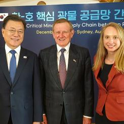 Sydkoreas president Moon Jae-in, t.v., med Australia-Korea Business Councils ordförande Simon Crean och vd Liz Griffin, t.h. Foto: Australia-Korea Business Council