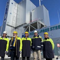 Andreas Regnell, Vattenfall, Frans Timmermans, EU-kommissionen, Jan Moström, LKAB, Martin Lindqvist, SSAB, Carina Sammeli, Luleå kommun under ett besök torsdag 31 mars på Hybrits pilotanläggning i Luleå. Foto: Mikko Viitala, LKAB