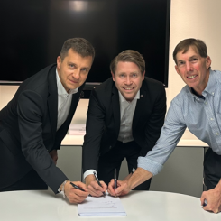 Matthias Hernik, ägare/vd Endox group, Robert Stål, chef för Kanthal-divisionen och Gary Davies chef för affärsområdet Medical. Foto: Alleima