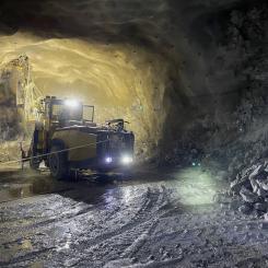 En maskin kallad bultrigg i en gruvgång i en underjordsgruva. Foto: Cecilia Irefalk Lif/SGU