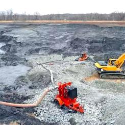 Kolaska är en restprodukt från förbränning av kol, som kan vara flygaska, bottenaska eller pannslagg. Bilden visar användningen i delstaten Pennsylvania, USA. Kolaska används på ett fördelaktigt sätt på gruvområden för att fylla igen gruvschakt, skapa eller förbättra jord samt som ett material med låg permeabilitet eller hög alkalinitet. Foto: USFWS. Kredit: Steven Alexander,