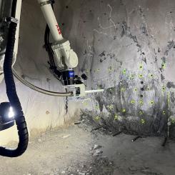 Tekniken består av en robotarm med visionssystem monterad på ett bärfordon med integrerade system för bulkemulsion , samt en andra robotarm för att montera tändare och sprängkapsel. Foto: ABB