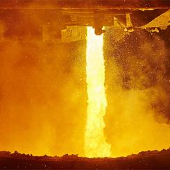 Tappning av flytande råstål (1680°C) från ljusbågsugn till skänk. Foto: Pia och Hans Nordlander, Jernkontorets bildbank.