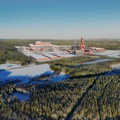 Stegra påbörjade bygget av den integrerade anläggningen för grön vätgas, järnmalm och stål 2022, och har nu lagt grunden till anläggningen. Nu håller man som bäst på att montera tak och väggar. Ill: Stegra