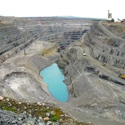 Aitikgruvan är en koppargruva som ligger cirka 15 kilometer östsydöst om Gällivare i Lappland. Gruvan ägs av Boliden AB genom dotterbolaget Boliden Mineral och är Skandinaviens största dagbrott samt en av Europas största koppargruvor.
Aitikgruvan har över 800 anställda (2023) och är den största privata arbetsgivaren i Gällivare kommun. Enligt prognoser från 2023 beräknas gruvans livslängd sträcka sig till år 2049. Foto: Wikipedia Commons Lic. Kredit: TZorn -