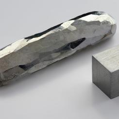 Kadmium är ett relativt ovanligt metalliskt grundämne som framför allt utvinns som en biprodukt vid zinkbrytning. Kadmium har tidigare haft många användningsområden, bland annat som gult färgpigment. Bild: Alchemist-hp/Wikimedia Commons