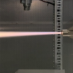 Termisk sprutning är en avancerad tillverkningsmetod där material i pulverform eller tråd smälts ner och sprutas på en yta för att skapa en beläggning med specifika egenskaper. Bild: Alleima