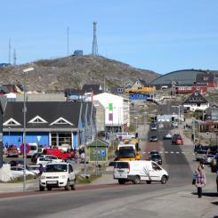 Aqqusinersuaq är huvudgatan i Nuuk, Grönlands huvudstad. En tredjedel av öns befolkning bor i denna stad. Foto: Wikipedia Common. Kredit: David Stanley