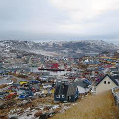 Qaqortoq. Fyndigheten ligger på Grönlands  sydspets. Foto: Kim Hansen/Wikimedia Commons