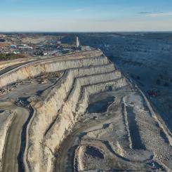 Sandmagasinen behövs för gruvans kopparproduktion. De nya systemen för elförsörjningen, ska möjliggör ”övervakning i realtid av vattenflöden och dammens beteende” samt säkerställer efterlevnad av den globala branschstandarden för hantering av sandmagasin. Foto: Boliden