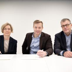 Birgitta Bergvall-Kåreborn, Luleå tekniska universitet, Ulf Hellström, ABB, och Peter Malm, ABB, skrev under avtalet.  Foto: Luleå tekniska universitet