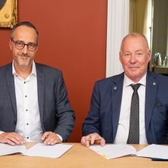 Tom Eriksson, forskningschef på Alleima och Anders Söderholm rektor på KTH. Foto: Alleima