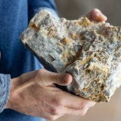 Litium, cesium och tantal är metaller som ofta finns i bergarten pegmatit. Pressbild.