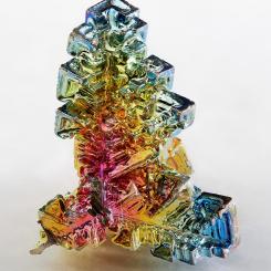 Vismut är en mineral som används inom den kemiska industrin och inom elektronik. Foto: Alchemist-hp/Wikimedia Commons