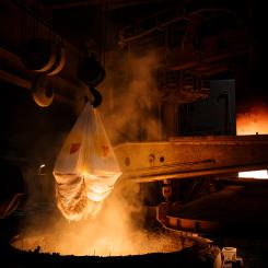 Ståltillverkning med elektriskt framställd bränd kalk vid Björneborg Steel. Foto: Preferens AB