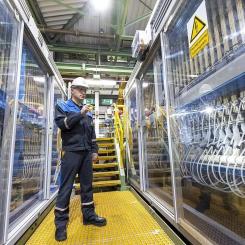 Inblick i klorelektrolysen hos Covestro i Leverkusen. Företaget har producerat hittills cirka en tredjedel av den produktmängd som levereras till LANXESS med energi från vattenkraft, baserat på ursprungsgarantier. Foto: Covestro