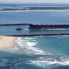 Kriget har även gynnat Australiens råvaruexport. Hamnen i Newcastle är en av världens största utskeppningshamnar av kol. Foto: CSIRO/Wikimedia Commons