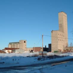 Laven vid den numera nedlagda Bäckegruvan. Foto: Dag Lindgren/Wikimedia Commons