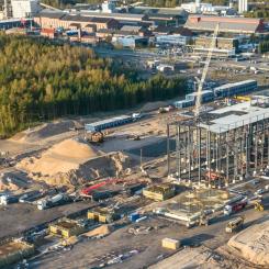 Kelibers litiumraffinaderi i Karleby är nu i takhöjd och golvgjutning pågår. Foto: Keliber