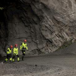 I dag utförs en allt större del av arbetet i Endomines gruvor inifrån maskiner, vilket skyddar mot fallande sten. Dessutom kan vissa moment skötas via fjärrstyrning, vilket minskar behovet av att vistas i de mest riskfyllda delarna av gruvan. Foto: Endomines