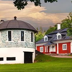 Herrgården i Engelsbergs bruk, ett av de bruk som ingående beskrivs i boken Järnbrukens historia. Foto: Birgitta Sjöstedt/Mostphotos