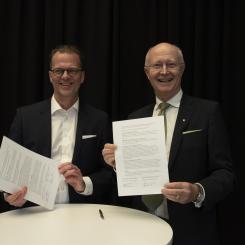 Jonas Albertson, vd på Epiroc Rock Drills, och rektor Johan Schnürer.