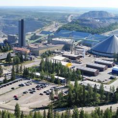 Outokumpu har nyligen slutfört ett omfattande expansionsprojekt i gruvan. Under perioden 2017–2023 investerade företaget mer än 280 miljoner euro i att fördjupa den underjordiska gruvan från 500 meter till 1 000 meter och i att införa ett nytt, högautomatiserat system för malmhantering och uppfordring. Dessa åtgärder säkerställer tillgången på krom till 2050-talet, och inga ytterligare större investeringar krävs för att dra nytta av den ökade mineralreserven. Foto: Outokumpu