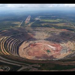 Catoca är en av väldens största diamantgruvor, belägen i Angola. Foto: gsmart-ao/Wikimedia Commons