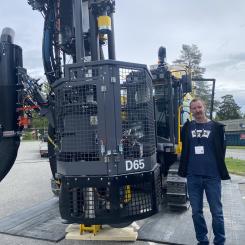 Linus Martinsson, projektchef på Protek, vid Epiroc D65 XLS. Foto: Simon Matthis