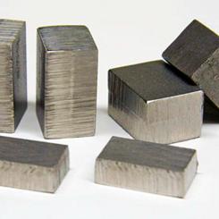 Klossar av Invar. Invar är också en legering. Tack vare dess extremt låga längdutvidgningskoefficient vid temperaturförändringar används stålet i precisionsinstrument bland annat. Foto: Wikimedia Commons