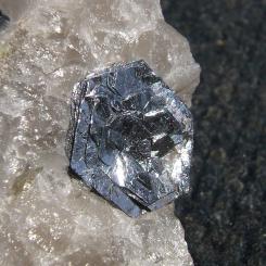 Molybdenit i kvarts. Foto: John Chapman/pyrope/Wikimedia Commons