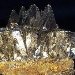 Grafit är en naturlig form av kol och är en av de mjukaste mineralerna som finns. Den har en karakteristisk mörkgrå till svart färg och en metallisk glans. Grafit består av lager av kolatomer arrangerade i hexagonala nätverk, vilket gör att den är extremt smörjande och lätt kan delas i tunna ark. Foto: Wikipedia Common, kredit: Mike Beauregard