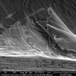 Det är välkänt att grafen för närvarande är världens mest uppmärksammade material, som ligger till grund för ständigt nya och spännande forskningsstudier. Få känner dock till att detta material, som bara är ett atomlager tjockt, är hundratals gånger starkare än stål. I det här experimentet går man därför till angrepp mot grafenet med en stor skalpell för att undersöka dess vidhäftning mot underlaget samt dess motståndskraft mot repor. Foto: Wikipedia Commons Lic, Kredit: Maido Merisalu