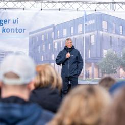 Jan Moström, vd och koncernchef på LKAB, mutade in byggområdet i centrala Kiruna med en LKAB-flagga i marken. Foto: LKAB