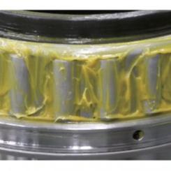 Det optimerade fettet bildar en tjock oljefilm mellan lagerbanans yta och rullarna för att förhindra metall-mot-metall-kontakt. Foto: NSK