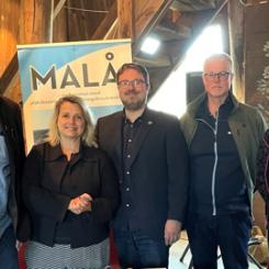 Från vänster Therese Bejgarn, Lennart Gustavsson, kommunstyrelsens ordförande i Malå, Anneli Wirtén, Jonas Lundström från Region Västerbotten, Erik Fjällström och Maria Tuomi från Boliden samt Johan Sjöberg från EMX Royalty Corporation. Foto: Åsa Thulin, SGU