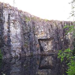 Mätäsvaara gruva och dess flytande scen. Foto: Wikipedia, kredit: Aavasuo72 -