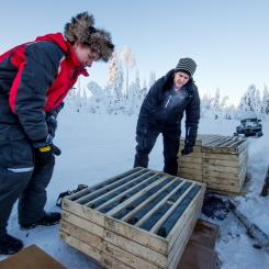 Mawson-teamet undersöker borrkärnor vid Rajapalot-projektet för guld och kobolt i Lappland. Mawson Gold (TSX: MAW) har fått viktiga beslut kring planering och reglering för sitt Rajapalot-projekt för guld och kobolt i Lapplandsregionen i Finland. Foto: Mawson Gold