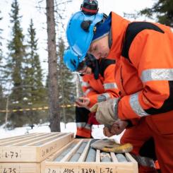 AA Sakatti Mining Oy är ett finskt dotterbolag till det brittiskbaserade gruvföretaget Anglo American, som utforskar den mångmetalliga fyndigheten Sakatti i Sodankylä. KATI genomför diamantborrning åt AA Sakatti Mining Oy. En viktig del av samarbetet är den hydrogeologiska testningen som utförs i samband med KATIs borrning och den nästan realtidsinformation som genereras från den. Foto: Kati Oy