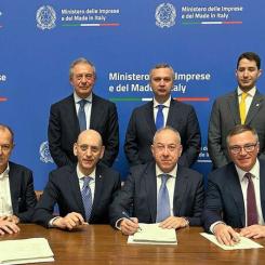 Avtalet undertecknas. Stålverket ska uppföras i samarbete mellan italienska och ukrainska företag. Foto: Metinvest