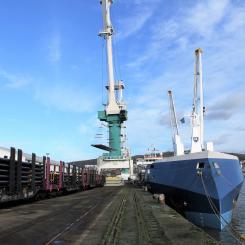 Lastning av stålrör. Foto: Mouliric/Wikimedia Commons