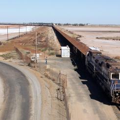 Tåg lastat med järnmalm från Pilbara-regionen. Foto: nachoman-au/Wikimedia Commons