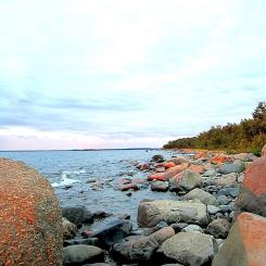 Stenig strand vid ön Ohtakari i Bottenviken. Foto: Wikipedia Common, kredit:
MiPe