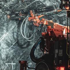 Borrning i Orivesigruvan. Fallet i Orivesi är ovanligt eftersom det rör långvarig dumpning av avfall i gruvmiljö. Juridiskt är det fortfarande oklart hur preskription ska tillämpas vid denna typ av miljöbrott, vilket gör ärendet potentiellt vägledande för framtida domar. Foto: Dragon Mining