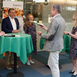 Överlämningen av klimatfärdplanen. Martin Ådahl (C), Mattias Jonsson (S) och Jessica Rosencrantz (M) tar emot Svemins uppdaterade Klimatfärdplan av Svante Axelsson, nationell samordnare Fossilfritt Sverige och Maria Sunér, vd Svemin.