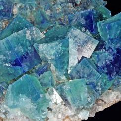 Fluorit eller flusspat är ett mineral som används som tillsats i flera olika industriella processer. Foto: Parent Géry/WIkimedia Commons