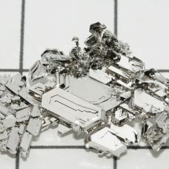 Priset på platina, kring 2 000 dollar per uns, ligger nära sitt historiska rekord. Foto: periodictableru/Wikimedia Commons
