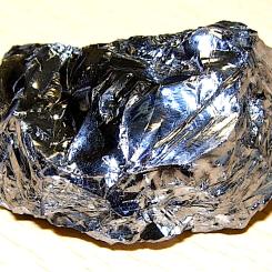 Polysilicium är en högren form av kisel som används i solceller och halvledare. Foto: Wikipedia Commons. Kredit: Enricoros