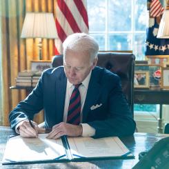 President Joe Biden udertecknade lagen "Uyghur Forced Labor Prevention Act" i december 2021. Foto: The White House/Wikimedia Commons